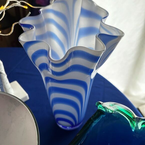 Gorgeous blue white swirl Murano style handkerchief ruffle ribbon vase! - Picture 7 of 7